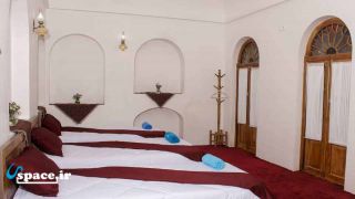 نمای داخلی اتاق سه دری اقامتگاه سنتی کلیاس - کرمان